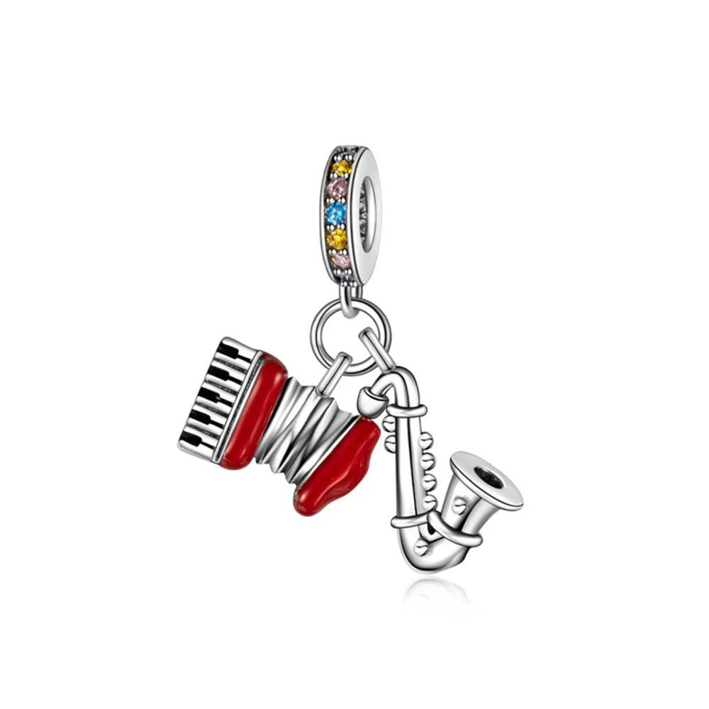 Berloque Sanfona em Prata 925 com detalhe de saxofone para pulseira feminina