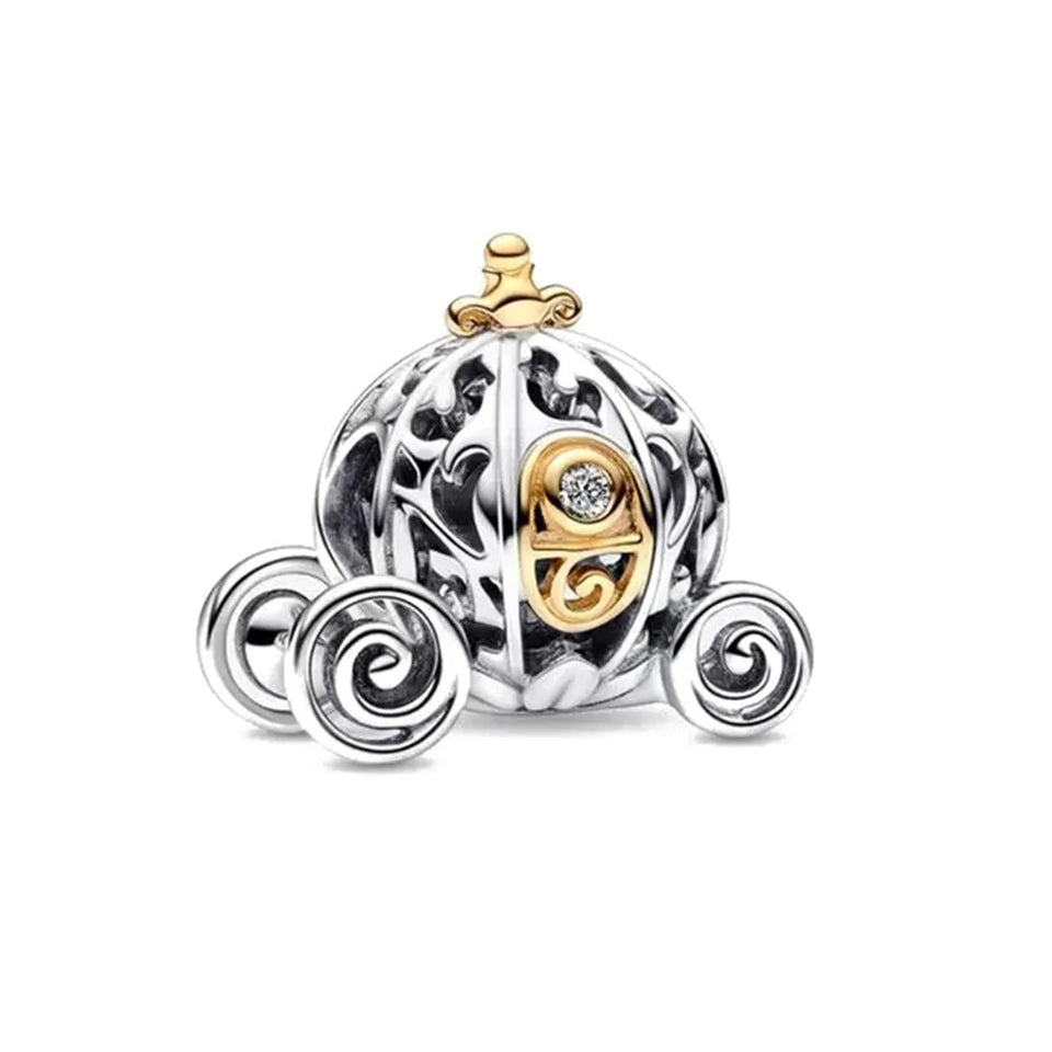 Berloque Carruagem em Prata 925 com detalhes dourados para pulseira feminina