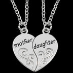 Colar Mãe e Filha em Prata 925 com pingente de coração dividido e palavras mother e daughter
