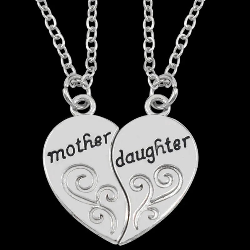Colar Mãe e Filha em Prata 925 com pingente de coração dividido e palavras mother e daughter