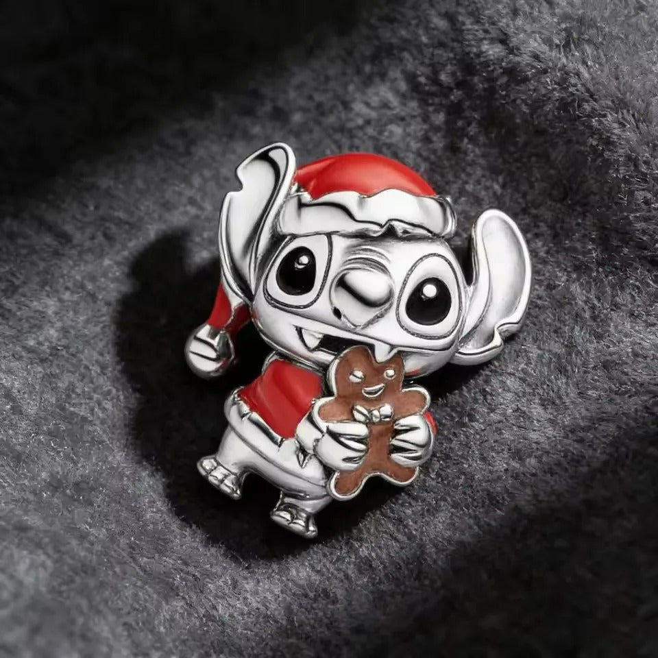 Berloque Stitch de Natal em Prata 925 com roupa vermelha e biscoito para pulseira feminina
