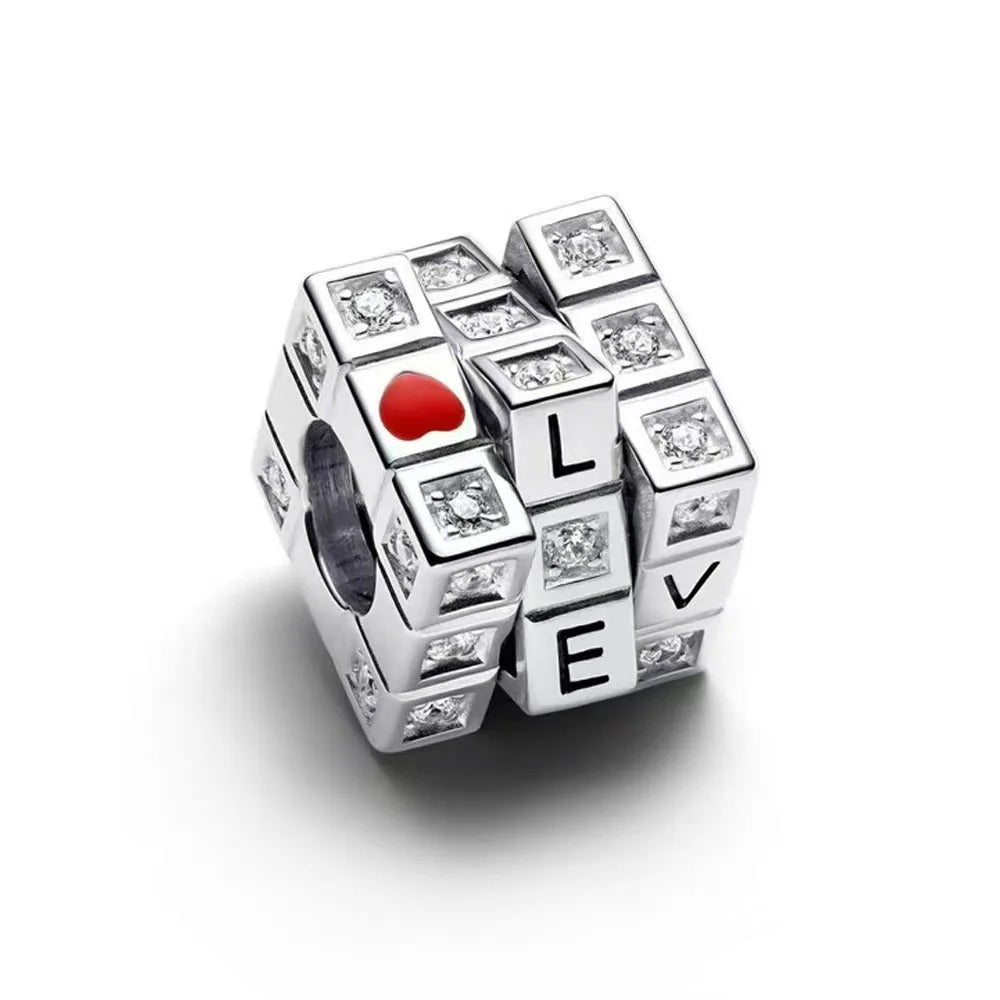 Berloque Cubo Love em Prata 925 com coração vermelho e detalhes brilhantes para pulseira feminina