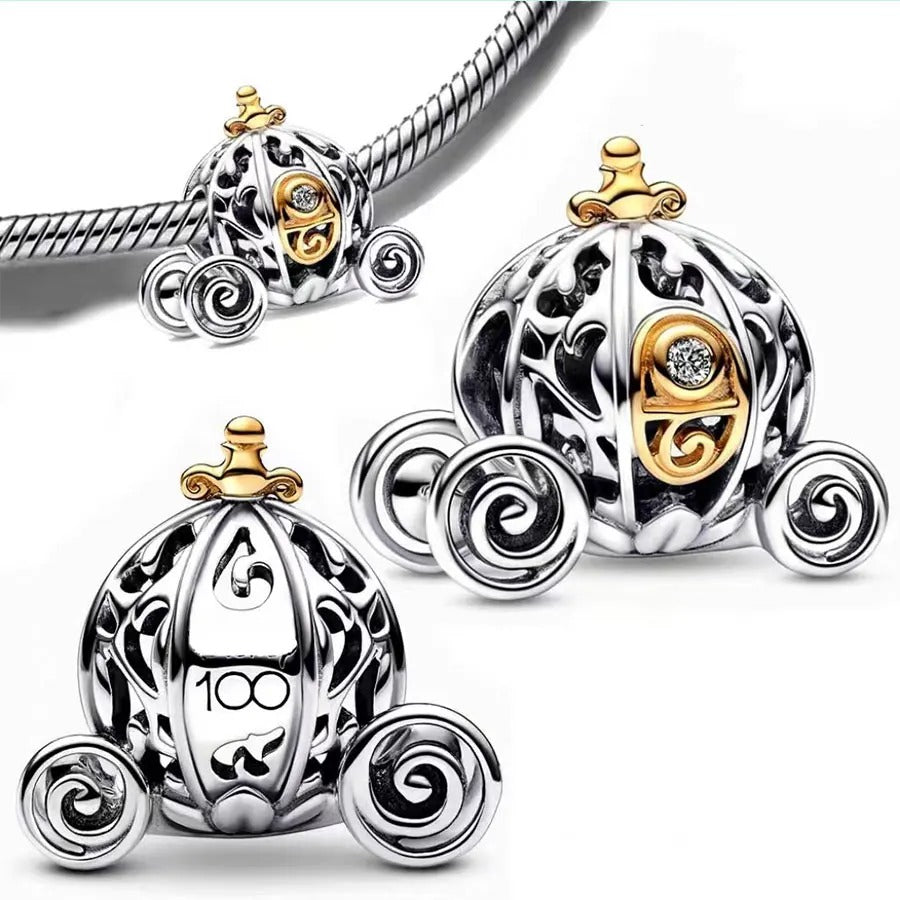 Berloque Carruagem em Prata 925 com detalhes dourados para pulseira feminina